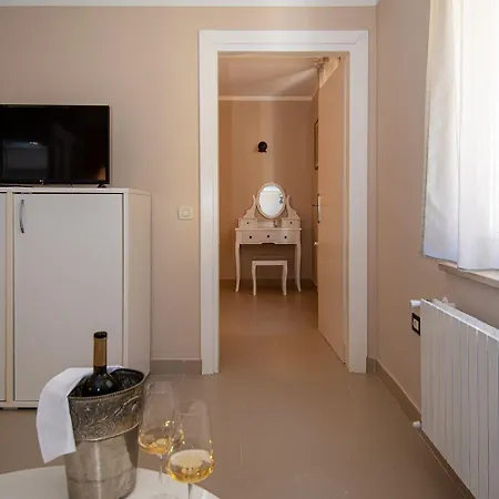 Apartment Atemberaubendes Direkt An Der Blauen, Kristallklaren Adria In