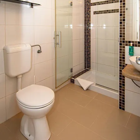 Atemberaubendes Direkt An Der Blauen, Kristallklaren Adria In Apartment Rovinj
